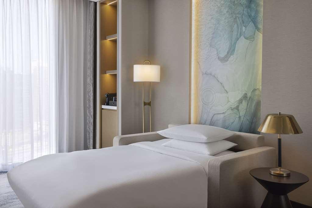 Embassy Suites By Hilton Dubai Business Bay Δωμάτιο φωτογραφία