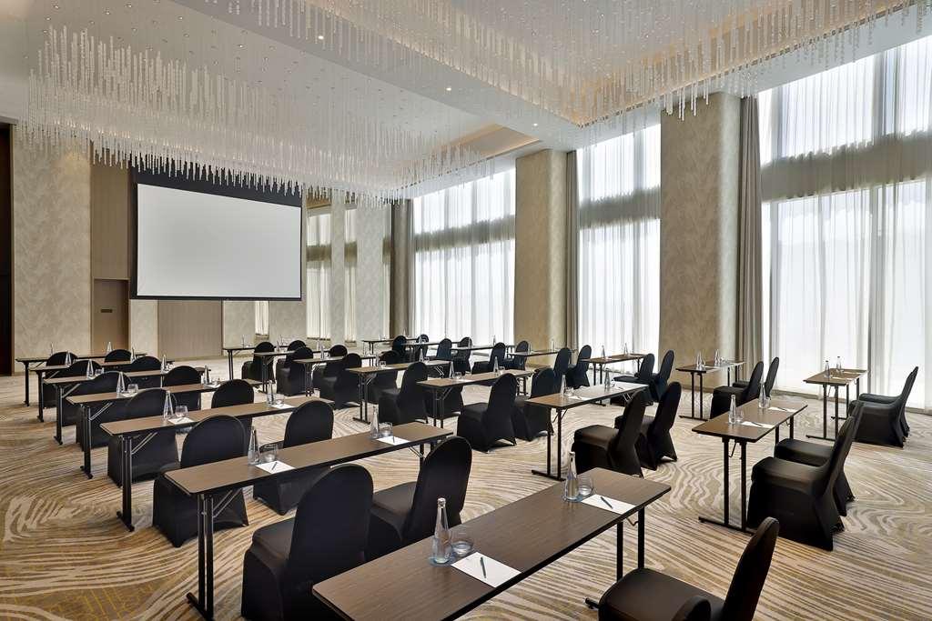 Embassy Suites By Hilton Dubai Business Bay Ανέσεις φωτογραφία